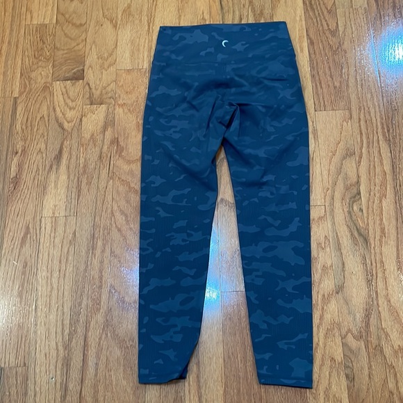 Zyia Woman’s Gray Camo Leggings Size 4 - Picture 3 of 8